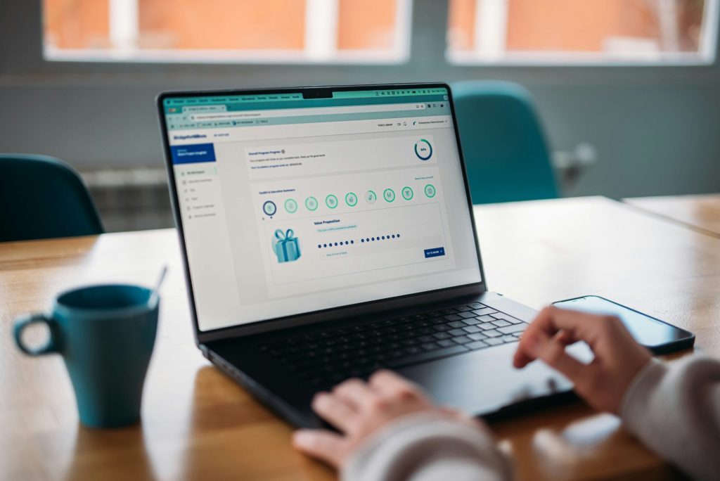 Person, die einen Laptop nutzt, um ein Prämienprogramm zu prüfen